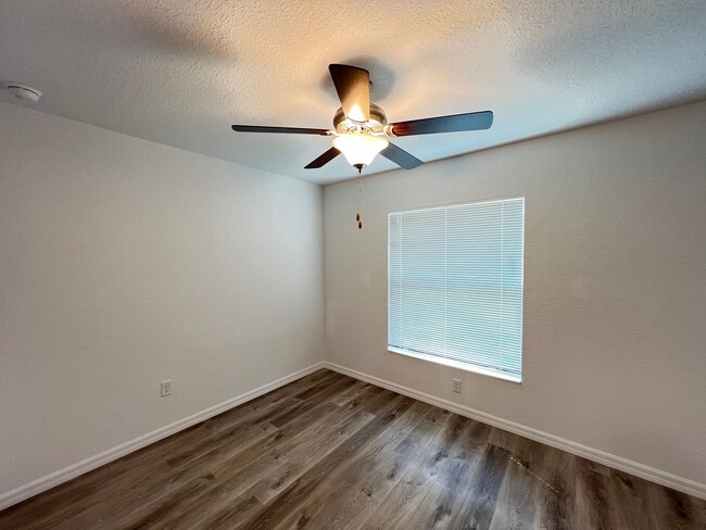 Building Photo - AVAILABLE NOW! Gorgeous 3 Bedroom, 2 Bathr...