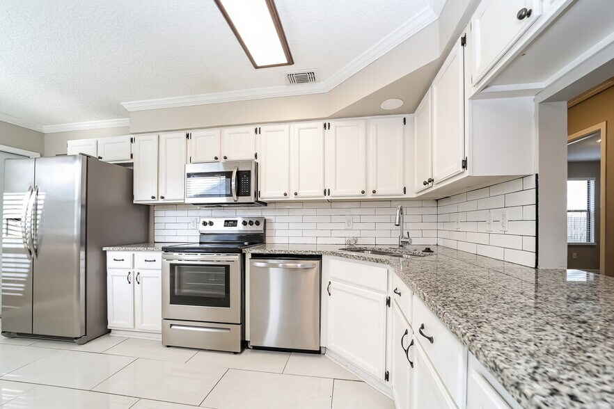 Building Photo - 8410 Spicewood Dr
