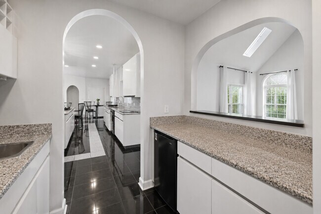 Building Photo - 14 Pentwater Dr