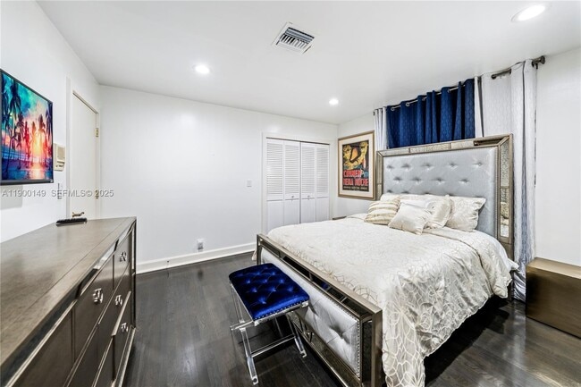 Building Photo - 5820 Palm Tree Rd