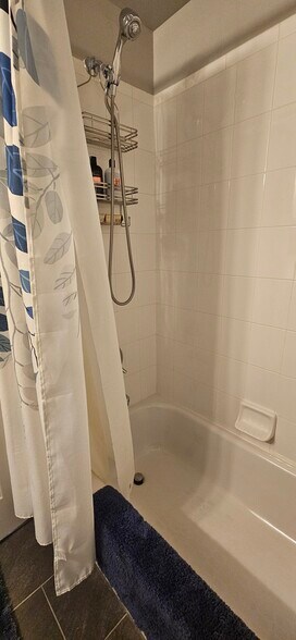 Full tub/shower combo - 1904 S Carr St