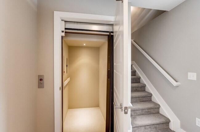Building Photo - Sunnyside 3 Bedroom Townhomes for Rent