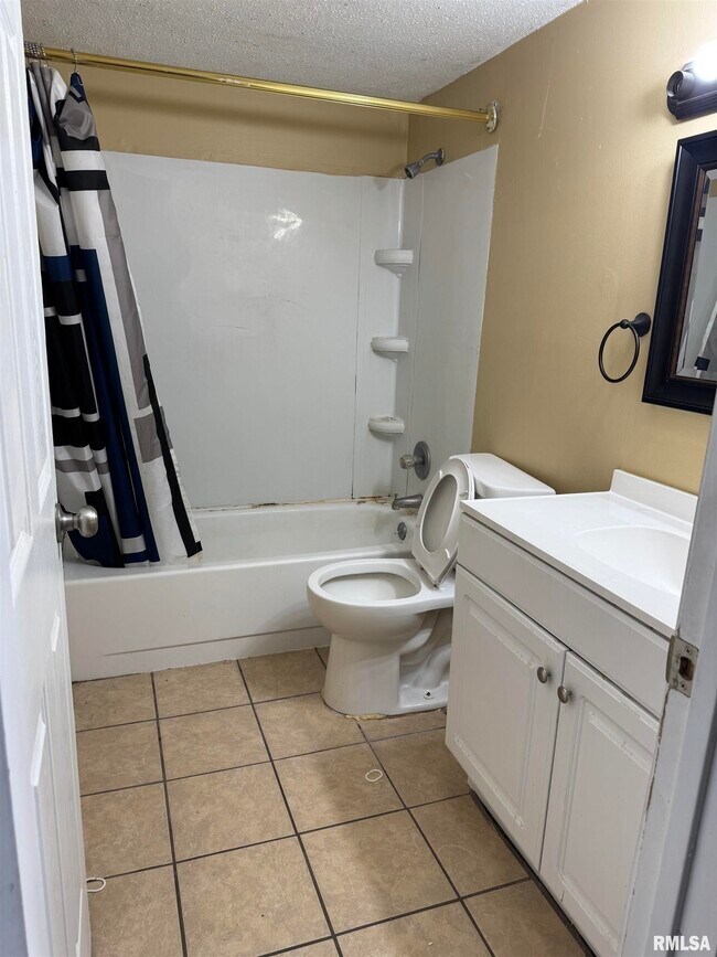 Building Photo - 415 W Cedar Ln Dr