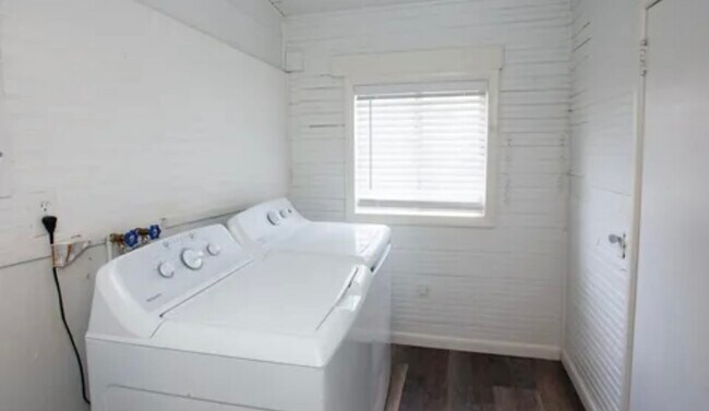 Building Photo - 208 Lincoln St