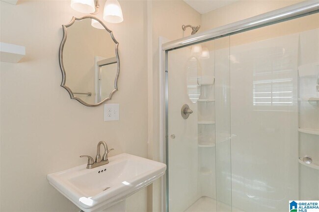 Building Photo - 615 Broadway St