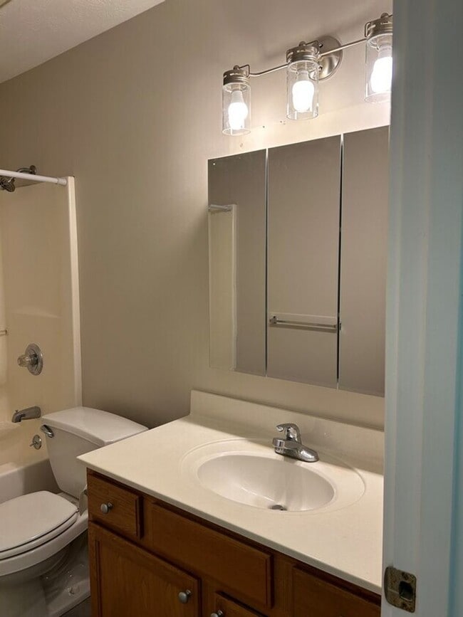 Building Photo - 200 E 9th St