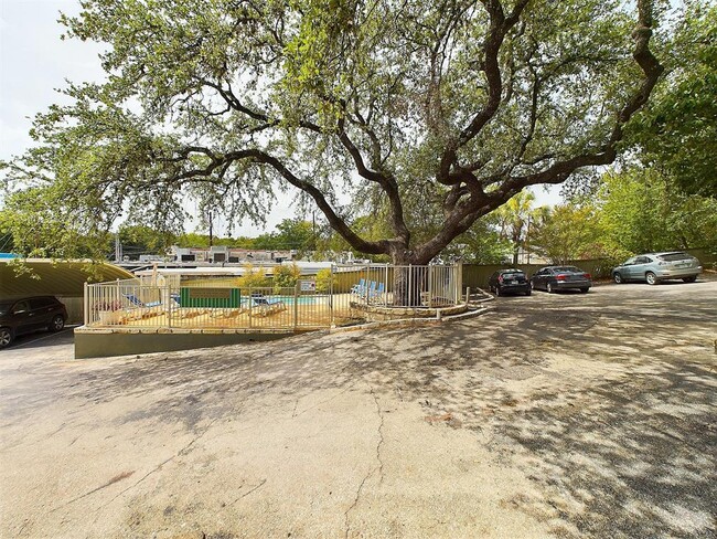 Building Photo - 2302 East Side Dr