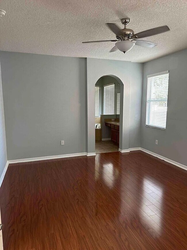 Building Photo - Elegant 4-bedroom 3-bathroom Home in Windermere