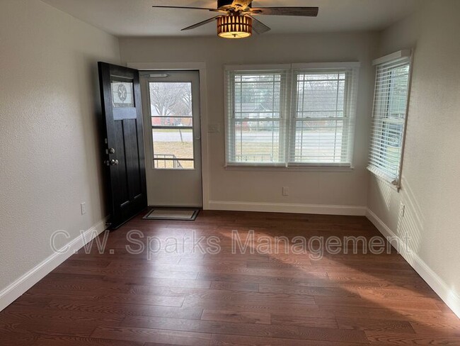 Building Photo - 822 Avenue C