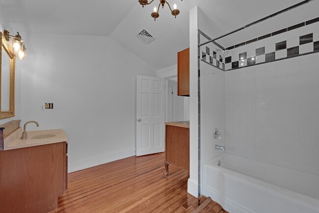 Building Photo - 22 School St