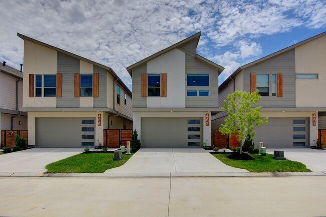 Building Photo - 462 S Centro Cir