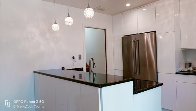 Building Photo - 5557 S Harper Ave