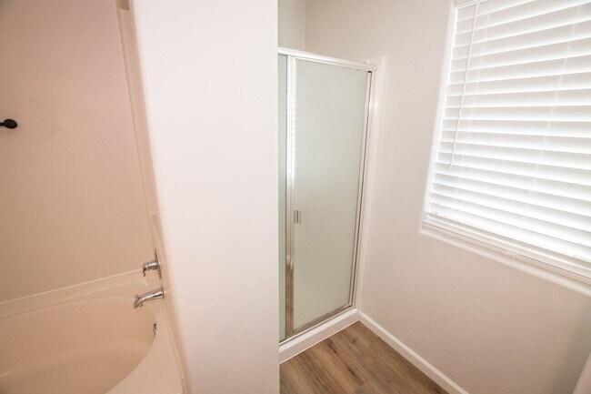 Building Photo - 4 Bedroom, 2 Bath, Split Floor Plan, 2 Car Garage, Central A/C