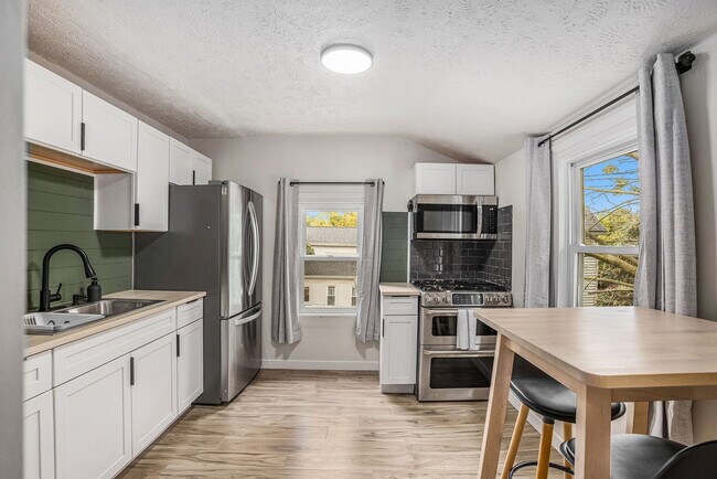 Building Photo - 37 Gold Ave NW