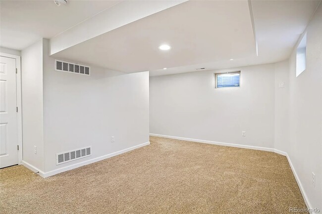 Building Photo - Gorgeous 4 bedroom modern home in Holly Hills