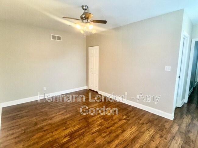 Building Photo - 2145 Victor St