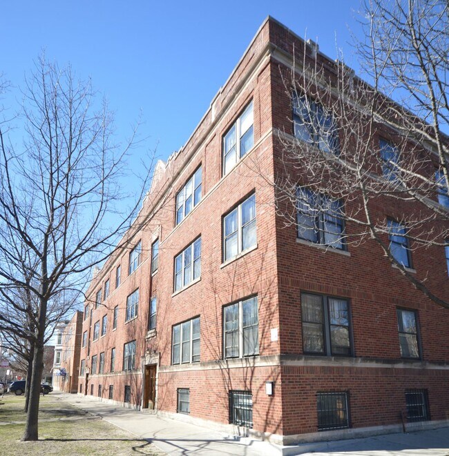 Primary Photo - 1336 W Waveland Ave