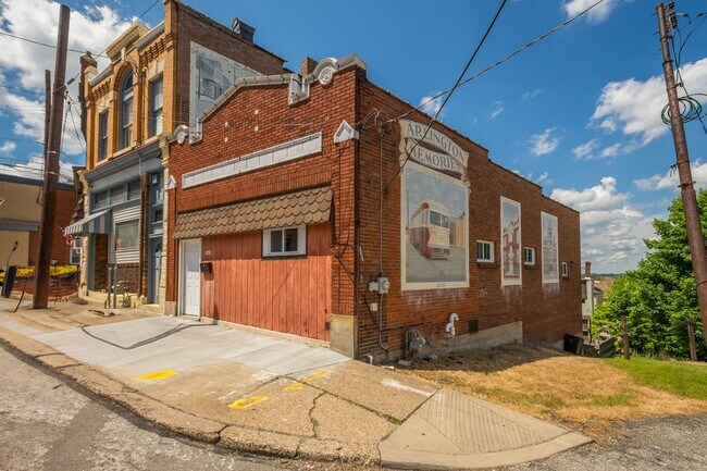 Building Photo - Gorgeous 2 bedroom in Pittsburgh available July 15!