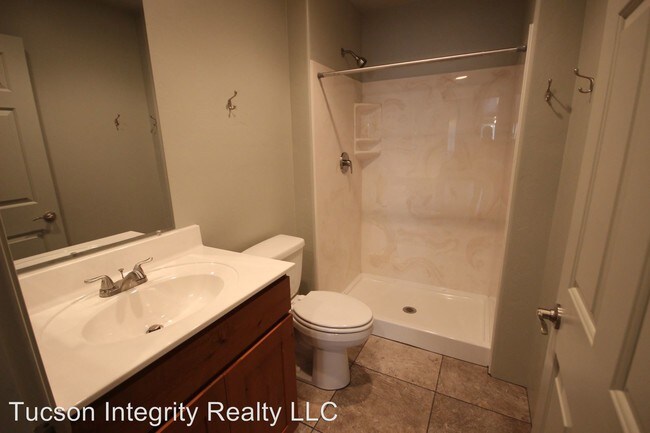 Building Photo - 720 E Lester St