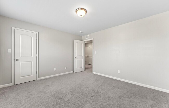Building Photo - 4-Bedroom with Fenced Yard