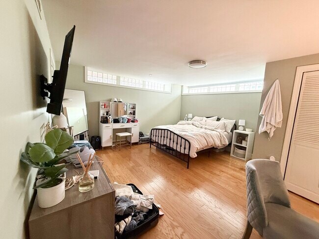 Building Photo - 195 W 3rd St