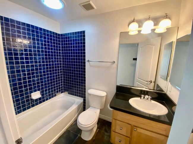 Building Photo - Spacious 4 Bed, 3 Bath Townhouse in Torrance $3,850