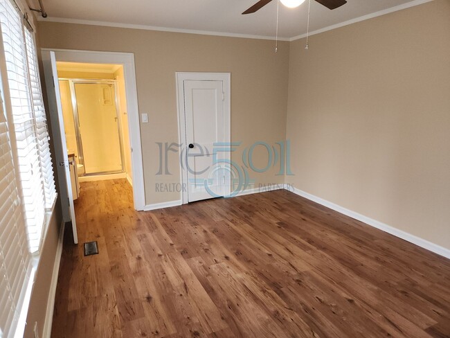 Building Photo - **Lease Pending** Addorable Newly Updated ...