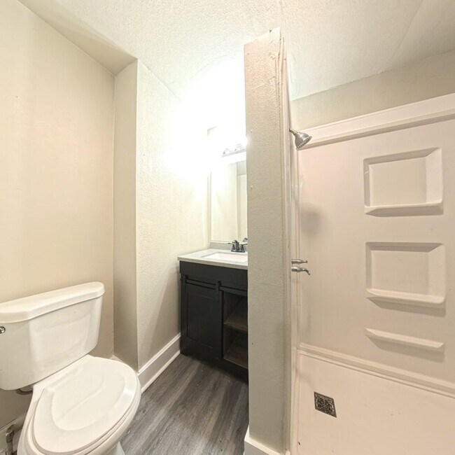 Building Photo - 2 Bedroom 1 Stall Garage East Side Home for Rent