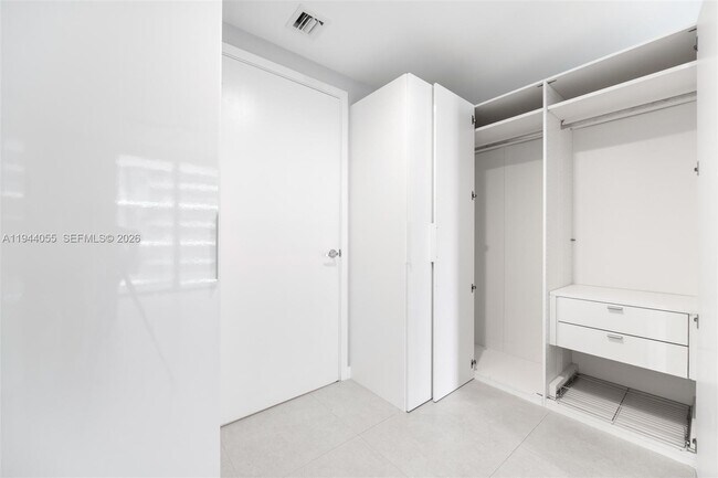 Building Photo - 1010 Brickell Ave