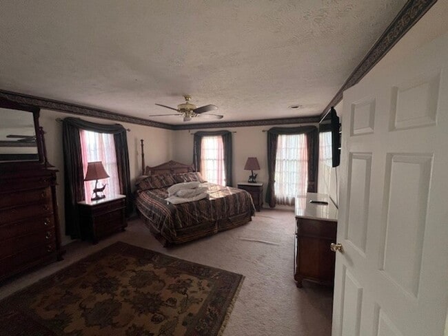 Building Photo - 3-bedroom! Garage Space & Privacy! Look no...