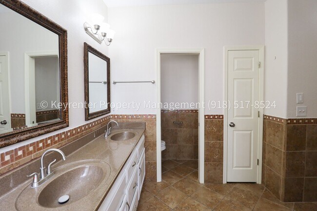 Building Photo - 4 Bed | 2 Bath in Broken Arrow!