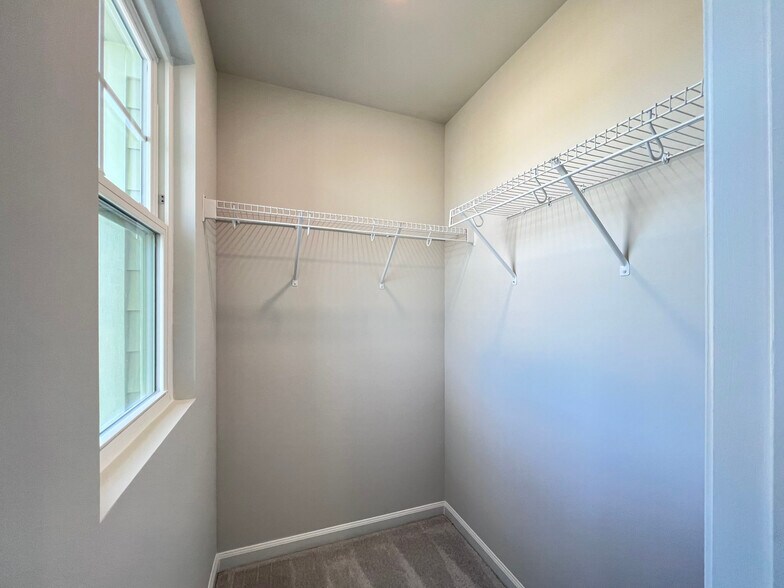 Building Photo - 1988 Rosedale Ridge Ave