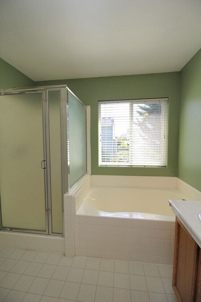 Building Photo - Custom-Built 5 Bedroom/3 Bath Home In A Great Sunnyside Neighborhood