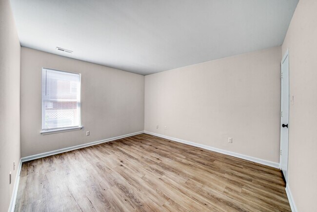 Building Photo - 307 Railroad St