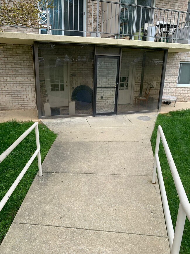 Building Photo - 1121 University Blvd W