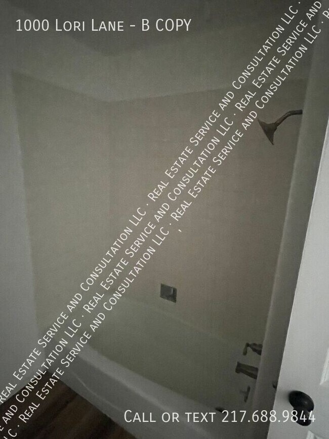 Building Photo - 1000 Lori Ln