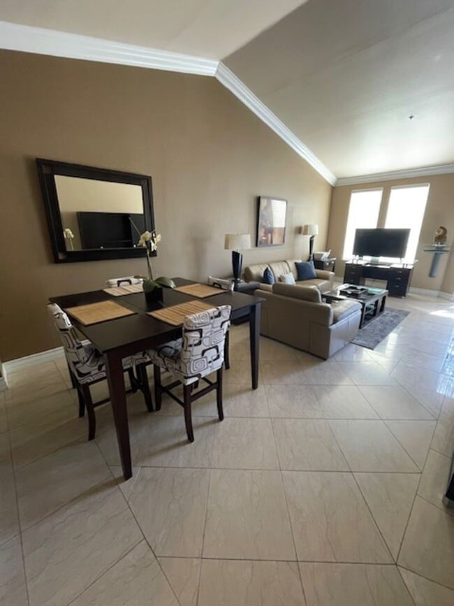 Building Photo - Meridian TOP FLOOR Furnished 1 bed | 1 bat...