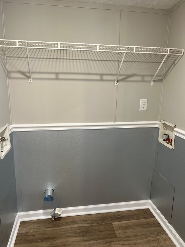 Building Photo - Fully Renovated & Pet Friendly 3 Bedroom, ...