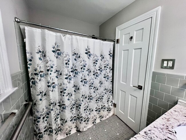 Building Photo - STUNNING home with fully finished BASEMENT!!!