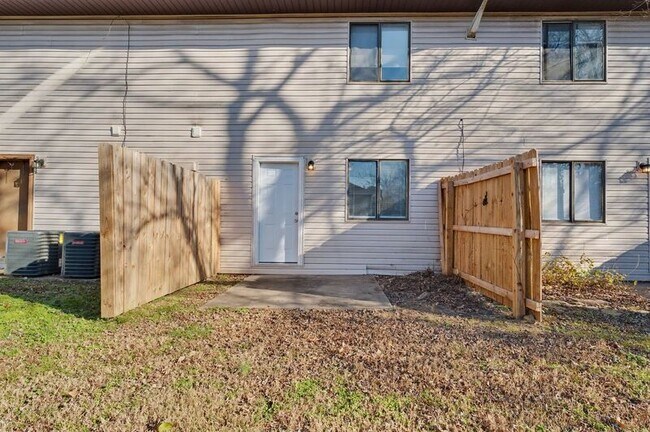 Building Photo - 1045 S Happy Hollow Rd