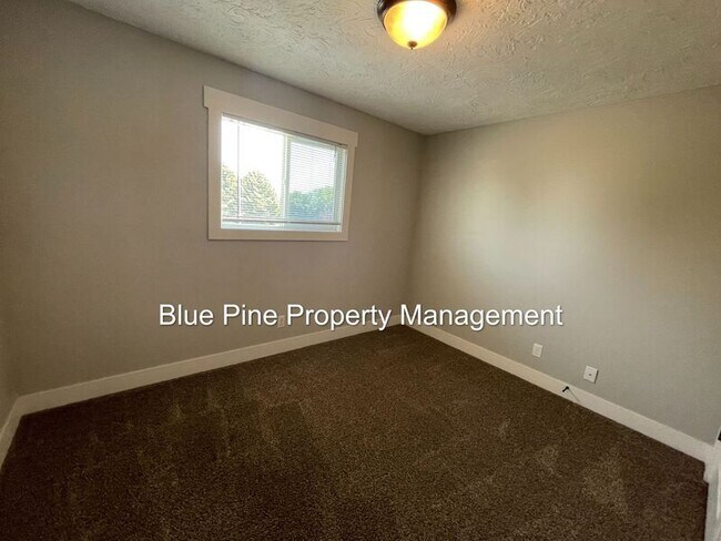 Building Photo - 1201 N Skyline Dr