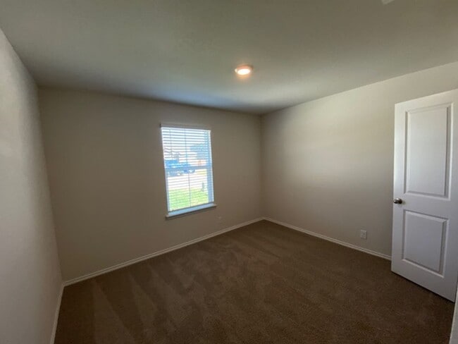 Building Photo - NEWER ONE STORY | 3 BEDROOM | 2 BATH | WHI...