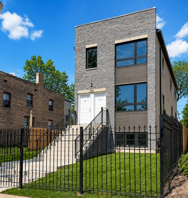 Building Photo - 736 N Pine Ave