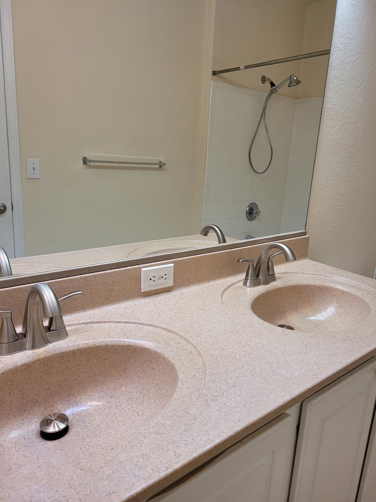 Primary bedroom bath w double sinks - 10075 Gate Pky N