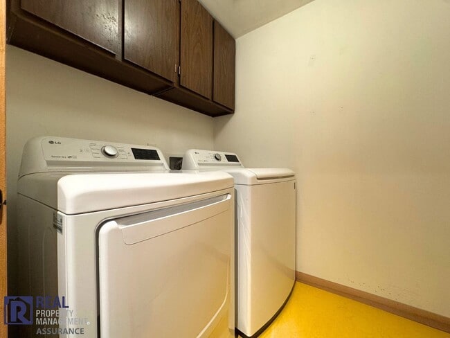 Building Photo - Updated 3-Bed Duplex Offering Space, Style & Convenience!!