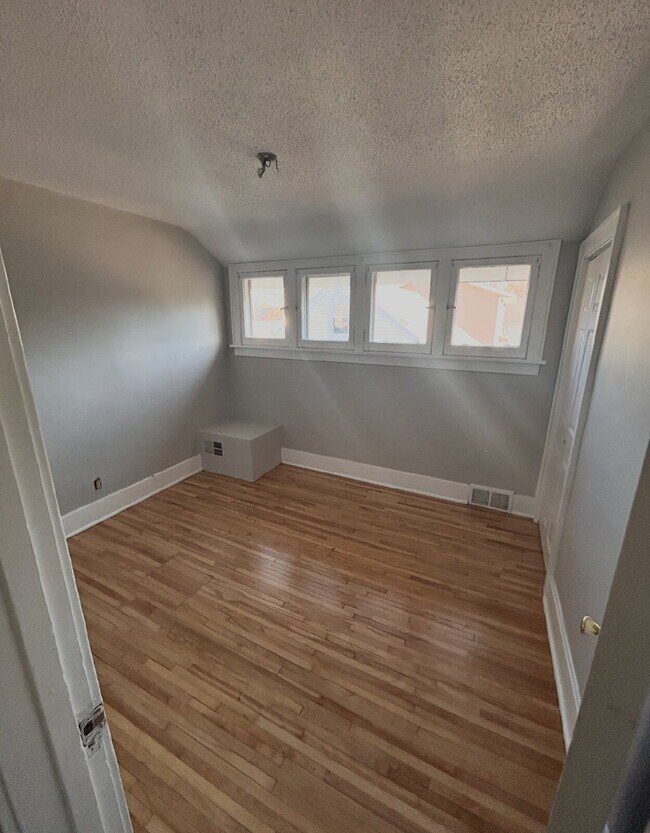 Building Photo - Charming 4-Bed Home with Gleaming Hardwood Floors & 2 Full Baths in Minneapolis!