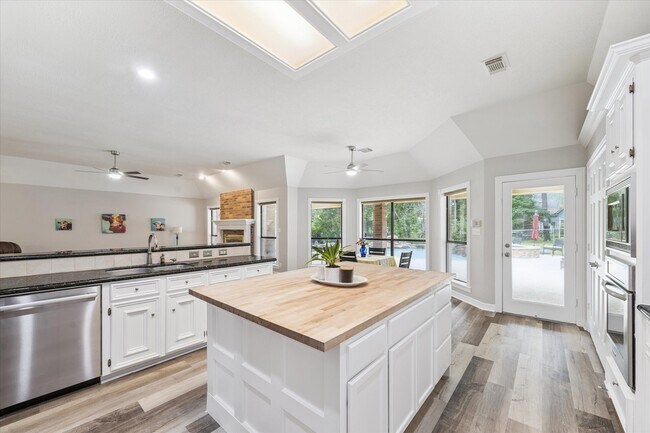 Building Photo - 23818 Pin Oak Dr