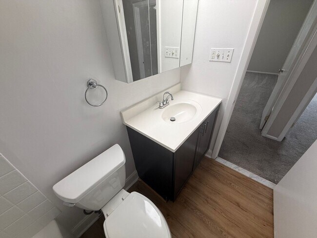 Building Photo - Bright & Spacious Condo in Sought-After Glenhardie Community