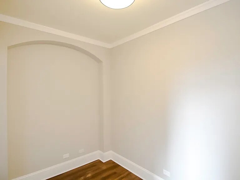 Building Photo - 827 W Lakeside Pl