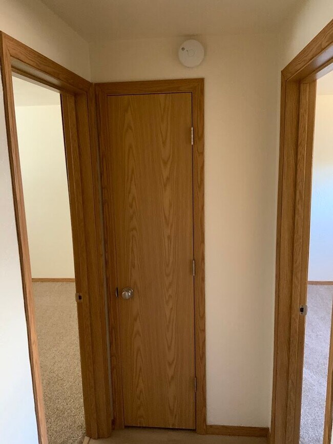 Building Photo - 2 bedroom in River Road Area